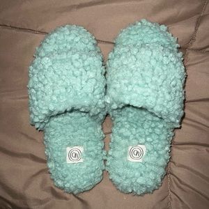 Urban outfitters size medium fuzzy slippers NWOT